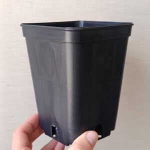 maceta cuadrada de plástico